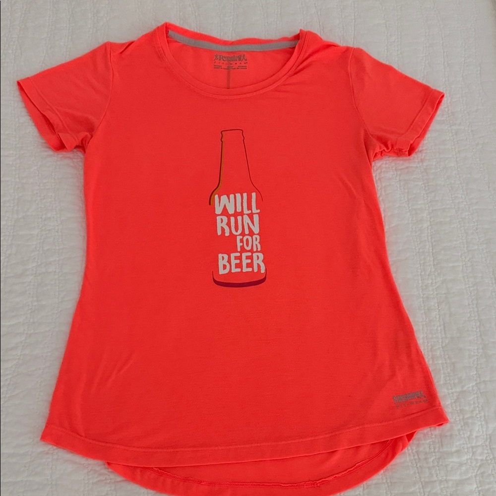 Running room fit wear Women's orange Graphic Tee
